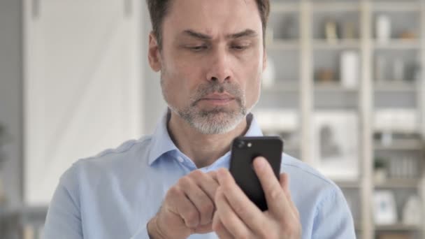 Старший бізнесмен у віці, використовуючи смартфон, набираючи повідомлення — стокове відео