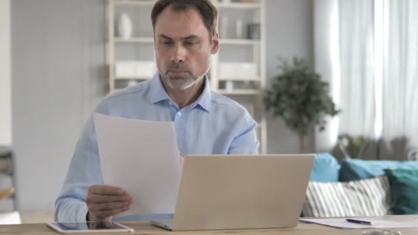 Alter Geschäftsmann liest Vertrag bei der Arbeit — Stockvideo