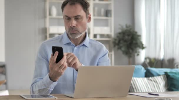 Viejo Empresario Usando Smartphone en el Trabajo — Vídeo de stock