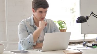 Düşünme Genç Adam Laptop Üzerinde Çalışıyor
