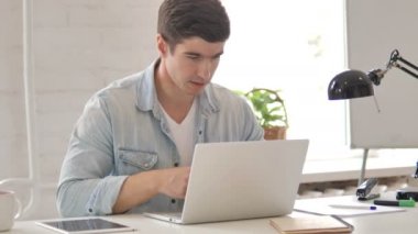 Omurga Ağrısı Olan Genç Adam İş Başında