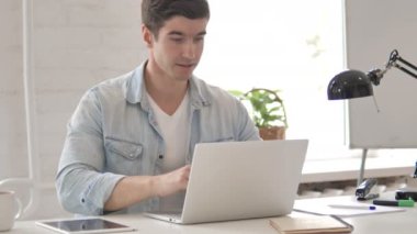 Dizüstü Bilgisayarda Genç Adam tarafından Online Görüntülü Sohbet