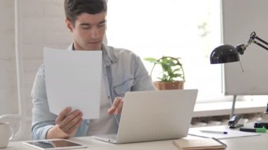 Evrak, Belgeler ve Laptop Üzerinde Çalışan Genç Adam