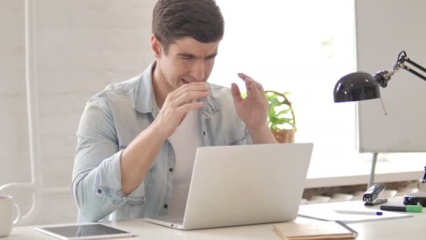 Podkreślił młody człowiek z bólem głowy pracy na laptopie — Wideo stockowe