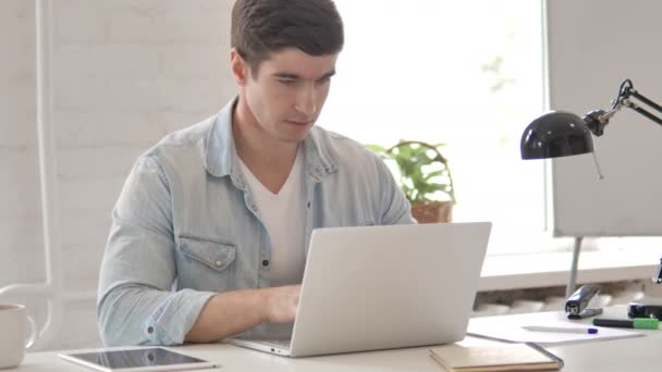 Doente jovem tosse no trabalho — Vídeo de Stock