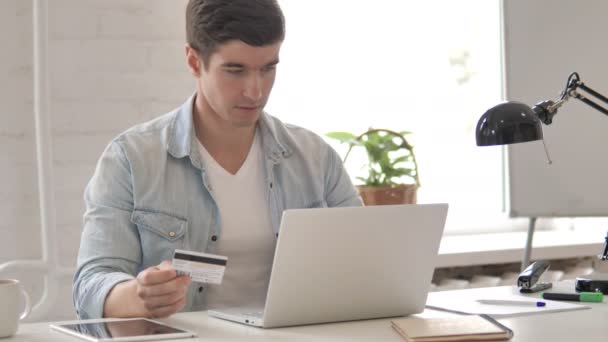 Succesvolle online winkelen door jonge man op laptop — Stockvideo