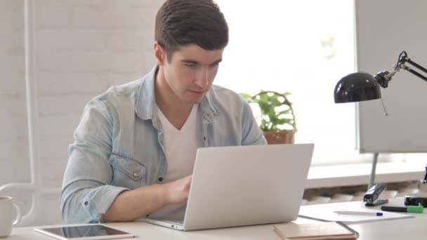 Megdöbbentette Young Man csodálkozó a félelem, Megdöbbentem — Stock videók