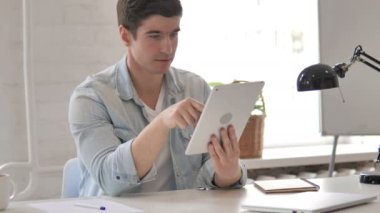 genç adam tablet kullanma