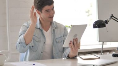 Tablet genç adam tarafından online görüntülü sohbet