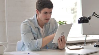 Tabletteki Kayba Tepki Veren Genç Adam