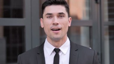 İşadamı Başarıyı Açık Havada Kutluyor