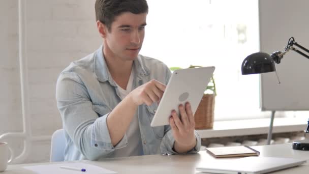 Hombre joven usando tableta — Vídeos de Stock