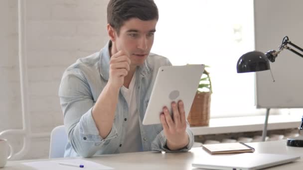 Homem jovem comemorando o sucesso no tablet — Vídeo de Stock