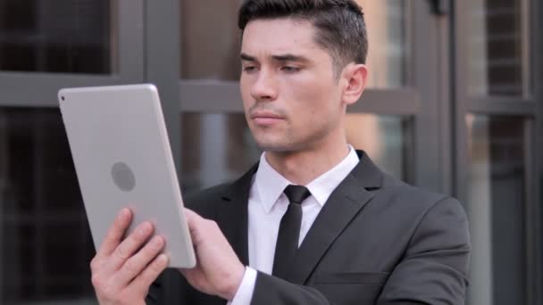 Geschäftsmann nutzt Tablet im Freien — Stockvideo