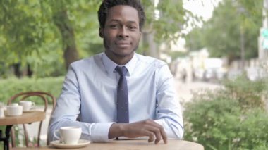 Açık Kafe'de Oturan Afrikalı İşadamı tarafından Thumbs Up