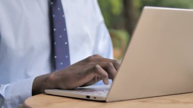 Afrikalı İşadamı Eller Dizüstü bilgisayarda Yazıyor