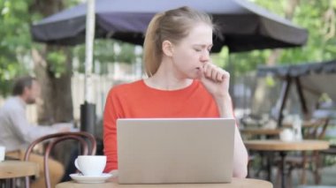 Cafe Terrace'ta Dizüstü Bilgisayarda Çalışan Öksüren Genç Kadın