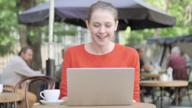 Cafe Terrace Oturan Laptop Kutlayan Genç Kadın
