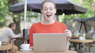 Cafe Terrace'ta Oturan Genç Kadının Online Görüntülü Sohbeti