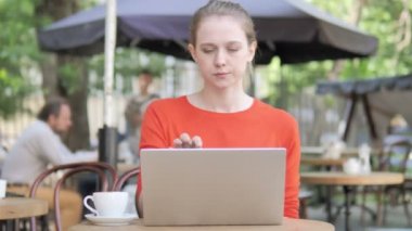 Genç Kadın Laptop Kapanış sonra Bench Bırakarak