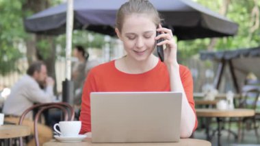 Cafe Terrace'ta Otururken Telefonda Konuşan Genç Kadın