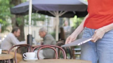 Genç Kadın Geliyor ve Laptop Kullanmak Bench Oturan