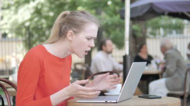 Genç Kadın Cafe Terrace Oturan Başarısızlık tarafından Sinirli