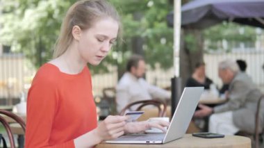 Tezgahta Oturan Genç Kadın dan Başarılı Online Alışveriş