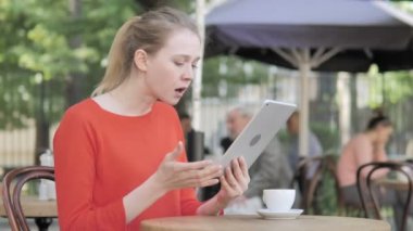 Tablette Kayıpyüzünden Üzgün Genç Kadın, Cafe Terrace'ta Oturuyor