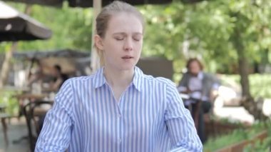 Cafe Terrace Otururken Hasta Genç Kadın Öksürük