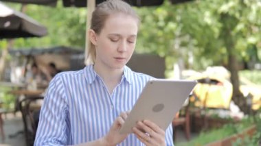Tablet Kullanan Genç Kadın, Cafe Terrace'ta Oturuyor