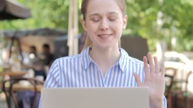 Genç Kadın tarafından Laptop Online Görüntülü Sohbet