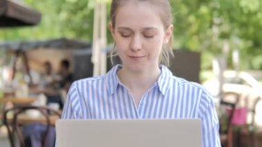 Cafe Terrace Laptop üzerinde çalışan Genç Kadın Close Up