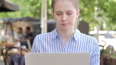 Açık Kafe'de Laptop Kullanma Pensive Genç Kadın