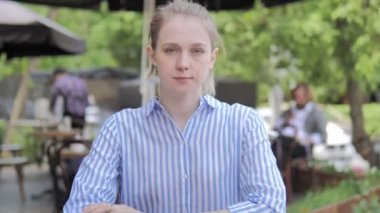 Cafe Terrace'ta Oturan Ciddi Genç Kadın