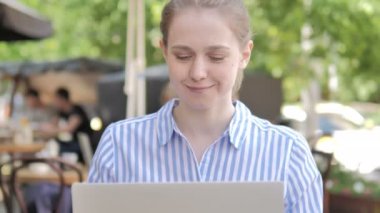 Laptop kullanan ve Kahve İçen Kadının Yakın Çekim, Cafe Terrace