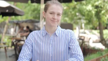 Hayır, Cafe Terrace'ta Oturan Genç Kadını Reddetmek