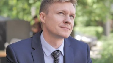 Açık Kafe'de Otururken Pensive İşadamı Düşünme