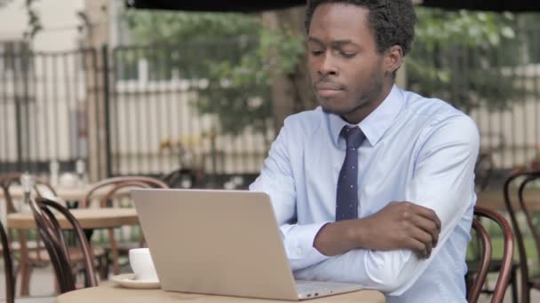 Pensive African Businessman bekerja di Laptop di Outdoor Cafe — Stok Video