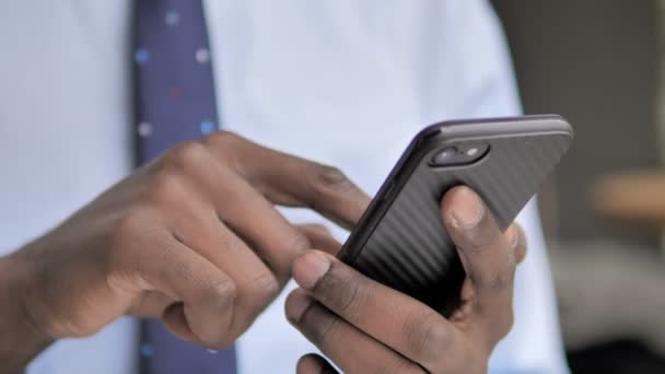 Imprenditore africano mano utilizzando Smartphone — Video Stock