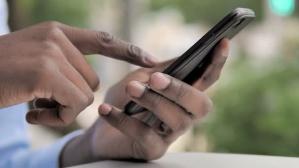 Африканская рука с помощью смартфона — стоковое видео