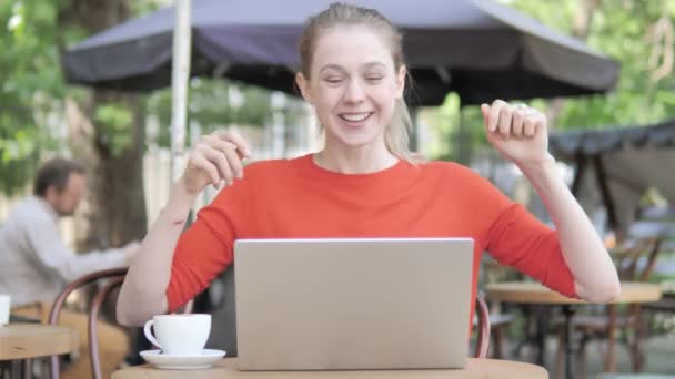 Online video Chat door gelukkige jonge vrouw — Stockvideo
