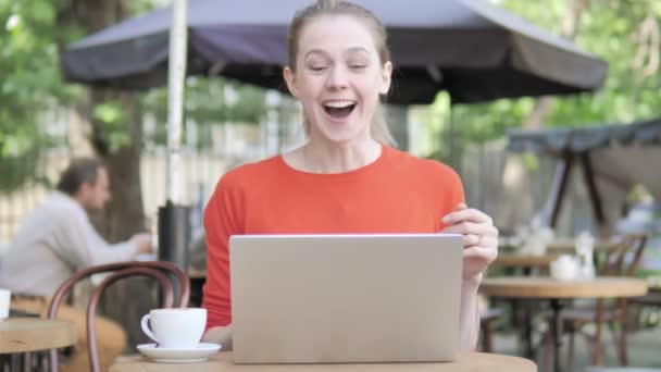 Chat de Vídeo en Línea de Mujer Joven Sentada en Café Terraza — Vídeos de Stock