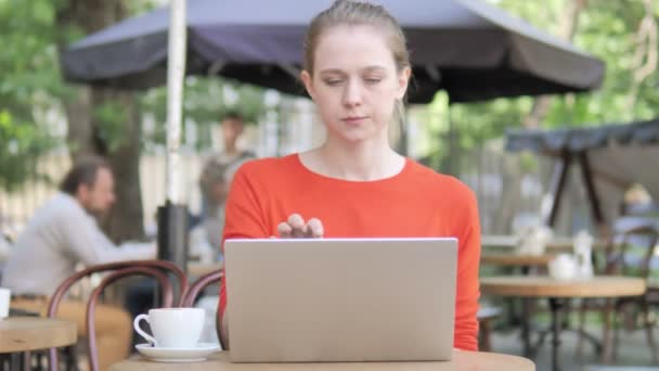 Junge Frau verlässt Bank, nachdem sie Laptop geschlossen hat — Stockvideo