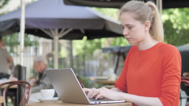 Fiatal nő dolgozik laptop ülve Cafe Terrace — Stock videók