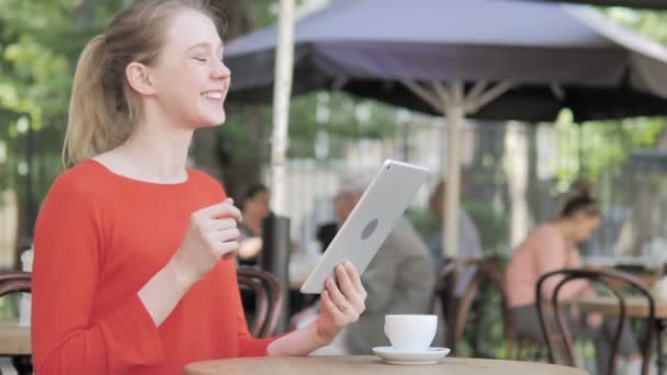 Online chat βίντεο για το tablet από νεαρή γυναίκα, καθιστός στο Cafe Terrace — Αρχείο Βίντεο