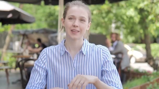 Online videochatt av ung kvinna sitter i Cafe Terrace — Stockvideo