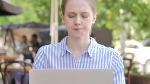 Spänd kvinna med huvudvärk använda laptop i Cafe Terrace — Stockvideo