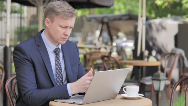 Brainstorming Empresário Pensando Novo Plano, Café ao ar livre — Vídeo de Stock