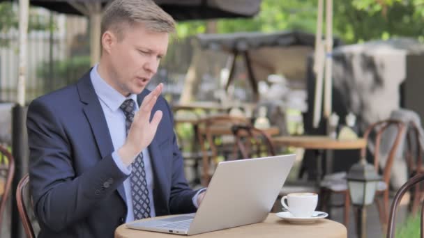 Online βίντεο chat από τον επιχειρηματία κάθεται στο υπαίθριο Cafe — Αρχείο Βίντεο